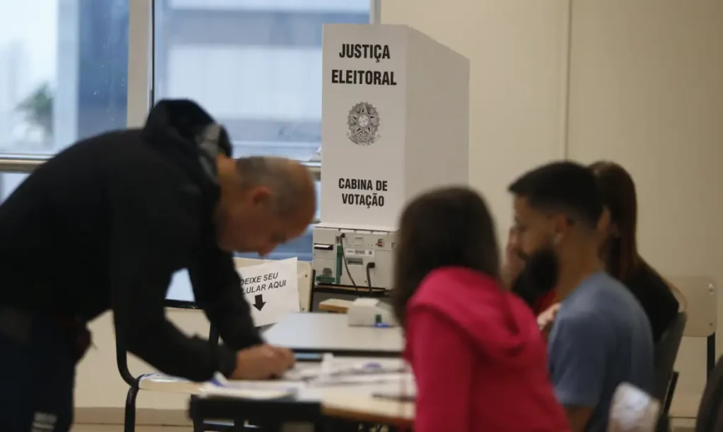 Eleitores com mais de 60 anos crescem 74% e ganham peso decisivo nas eleições brasileiras 7 São Paulo (SP), 27/10/2024 - Eleitores comparecem para votação no segundo turno das eleições para prefeito na UNIP Paraiso.Foto: Paulo Pinto/Agência Brasil
