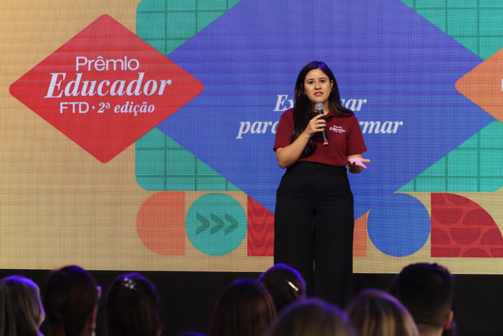 Professora do Paraná vence prêmio nacional com projeto que aumenta nota média de redação do ENEM