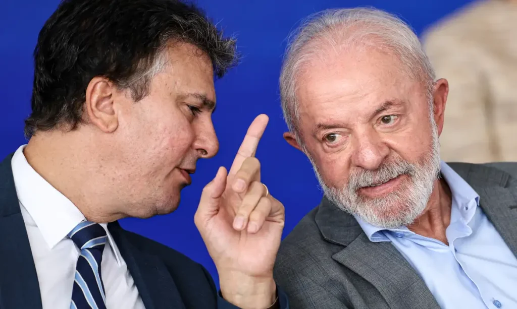 Brasília (DF), 10/12/2025 - O ministro da Educação, Camilo Santana, e o presidente da República, Luiz Inácio Lula da Silva, participam de cerimônia de anúncios dos projetos habilitados do Fundo de Investimento em Infraestrutura Social (FIIS) e dos anúncios de seleção do Novo PAC 2025, nas modalidades de abastecimento de água urbano e rural e de esgotamento sanitário urbano. Foto: Marcelo Camargo/Agência Brasil