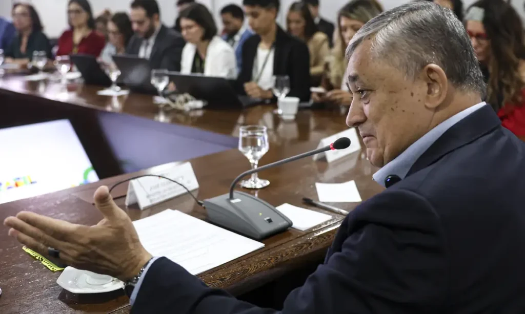 Governo descarta cortes de impostos para compensar redução da jornada de trabalho 6 Brasília (DF), 16/04/2026 - O ministro das Relações Institucionais da Presidência da República, José Guimarães, durante café da manhã com jornalistas, no Palácio do Planalto. Foto: Marcelo Camargo/Agência Brasil