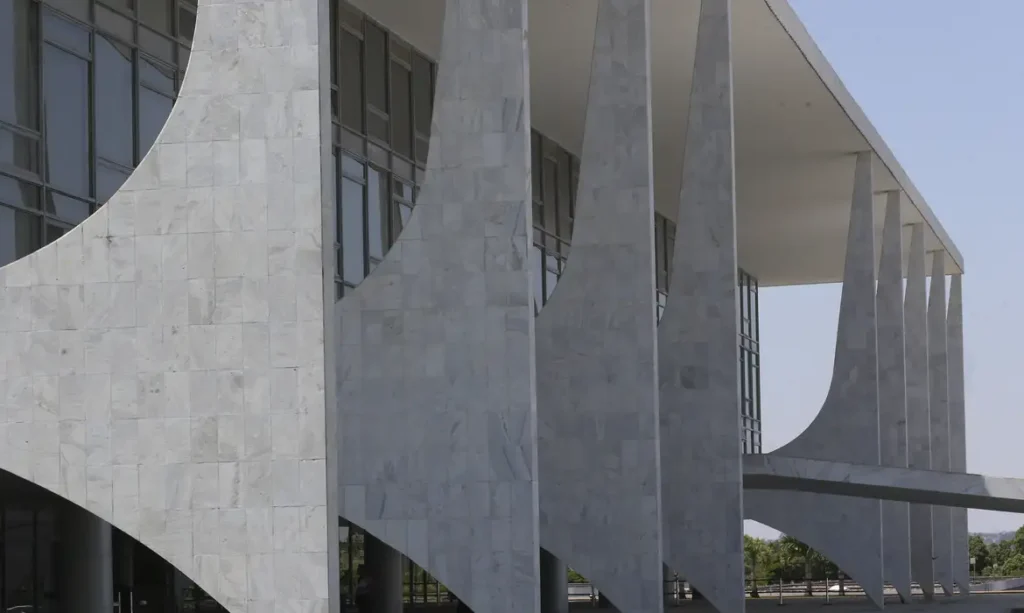 Governo federal amplia direitos trabalhistas a terceirizados com redução de jornada e auxílio-creche 11 Fachada do Palácio do Planalto