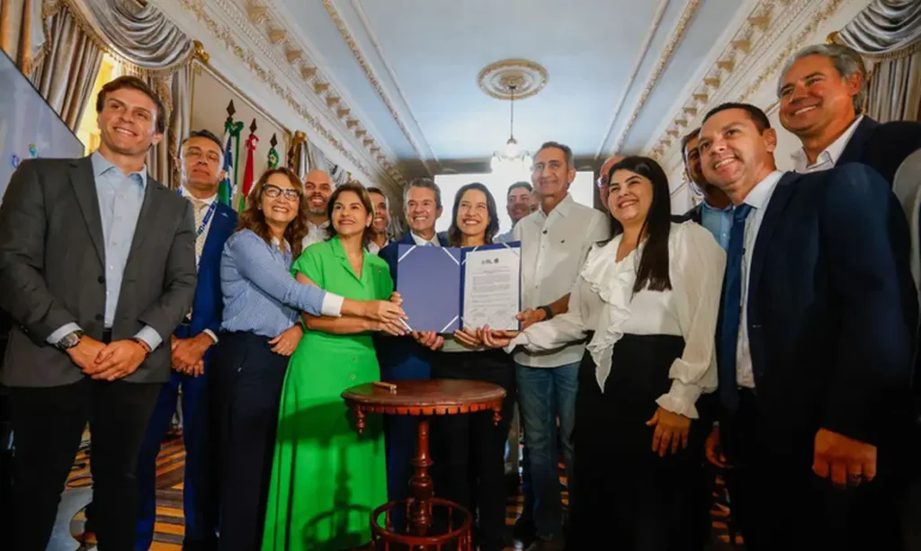 Iniciadas obras em novos trechos da Adutora do Agreste com investimento de R$ 72 milhões 9 Recife (PE), 16/04/2026 - O ministro da Integração e do Desenvolvimento Regional, Waldez Góes, assina ordens de serviço para o início das obras nos trechos Buíque–Iati e São Caetano–Cachoeirinha, correspondentes aos lotes 3B e 5E. A cerimônia ocorreu no Palácio do Governo, no Recife. Juntas, as intervenções integram a primeira etapa da Adutora do Agreste, sistema responsável por fornecer cerca de 4 metros cúbicos por segundo de água tratada para a região. Foto: Márcio Pinheiro/MIDR