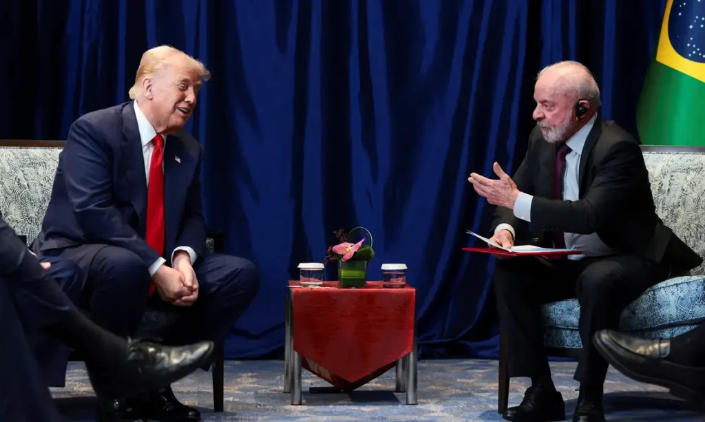Lula condena ataque a tiros durante evento com Trump em Washington 10 U.S. President Donald Trump and Brazilian President Luiz Inacio Lula da Silva talk as they meet on the sidelines of the 47th Association of Southeast Asian Nations (ASEAN) summit in Kuala Lumpur, Malaysia, October 26, 2025. REUTERS/Evelyn Hockstein