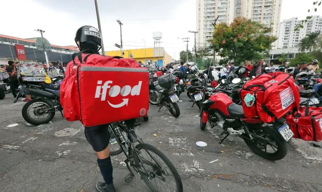 São Paulo (SP), 31/03/2025 - Entregadores de aplicativos de delivery em greve fazem manifestação na frente a sede do iFood em Osasco. Foto: Paulo Pinto/Agência Brasil