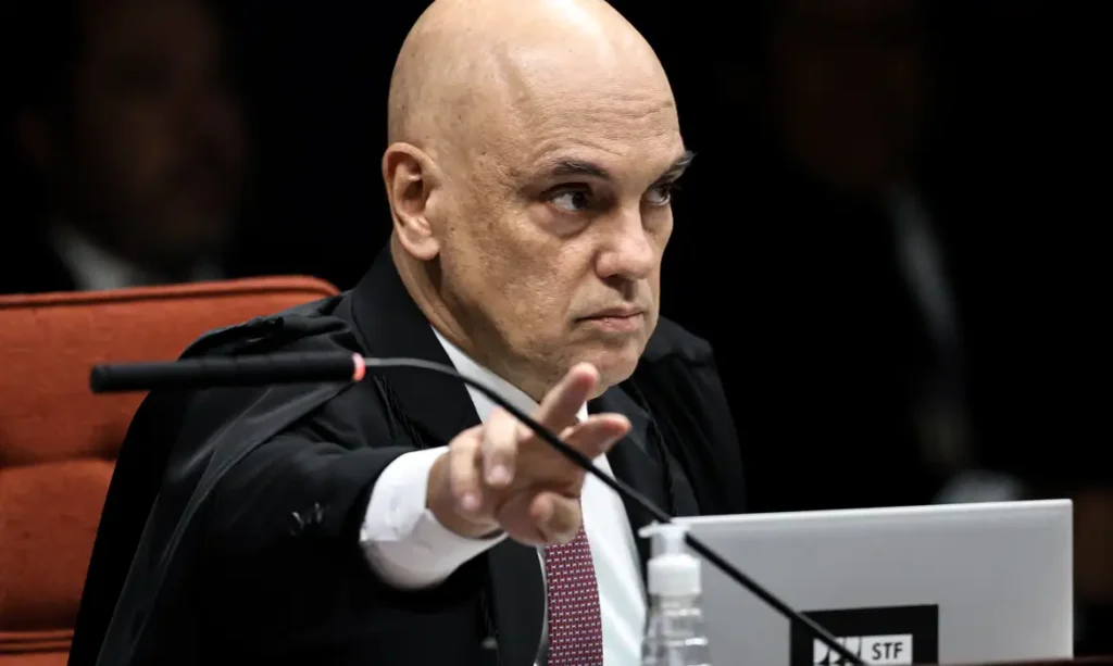Mandados de prisão e busca são emitidos contra empresário ligado a dados sigilosos de ministros do STF 2 Brasília (DF), 11/09/2025 - O ministro Alexandre de Moraes durante sessão na Primeira Turma do Supremo Tribunal Federal (STF), que realiza o quinto dia de julgamento dos réus do Núcleo 1 da trama golpista, formado pelo ex-presidente Jair Bolsonaro e mais sete aliados. Foto: Marcelo Camargo/Agência Brasil