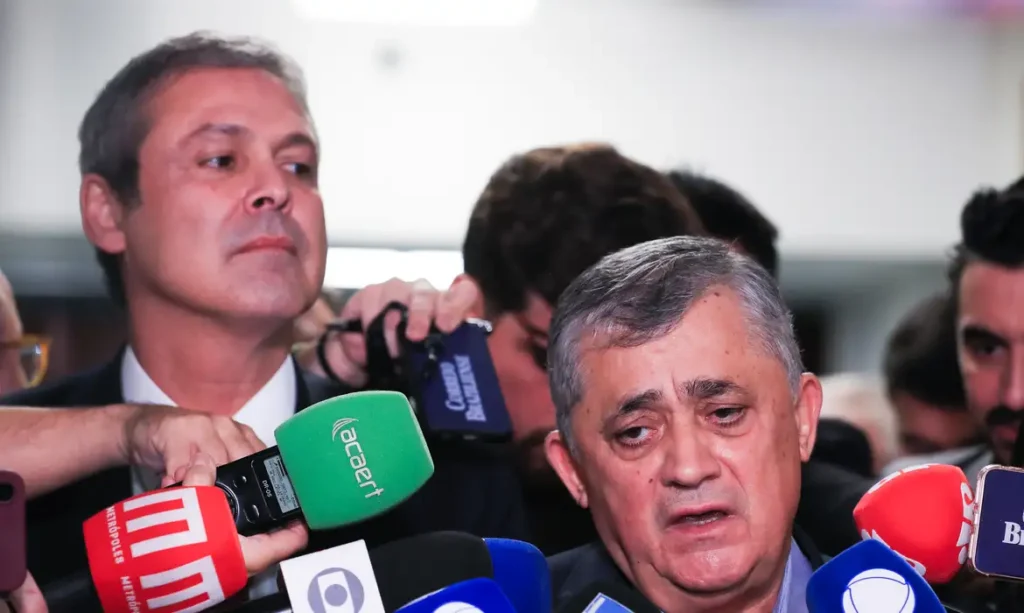 Ministro José Guimarães se posiciona contra auxílio federal ao Banco de Brasília amid investigação 8 Brasília (DF), 12/06/2025 - Presidente da Câmara dos Deputados, Hugo Motta, durante reunião com líderes de partidos. ( Deputado e líder do governo, José Guimarães e o lider do PT na Câmara, Deputado Lindbergh Farias, durante coletiva após reunião de líderes). Foto: Lula Marques/Agência Brasil