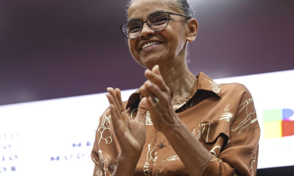 Ministros Marina Silva e Renan Filho deixam cargos para disputar eleições em outubro 8 Brasília (DF), 01/04/2026 - A ministra do Meio Ambiente e Mudança do Clima, Marina Silva, participa do lançamento do Plano Nacional de Desenvolvimento da Bioeconomia (PNDBio), que marca uma virada na estratégia de desenvolvimento do país ao posicionar a biodiversidade como ativo econômico. Foto: Marcelo Camargo/Agência Brasil