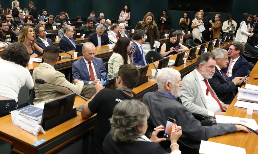 Brasília-DF – 15/04/2026 – Reunião da Comissão de Constituição e Justiça (CCJ) da Câmara para leitura do relatório do deputado Paulo Azi da proposta de emenda à Constituição (PEC 221/2019) que reduz a jornada de trabalho a 36 horas. A oposição pediu vistas. Foto: Lula Marques/ Agência Brasil.