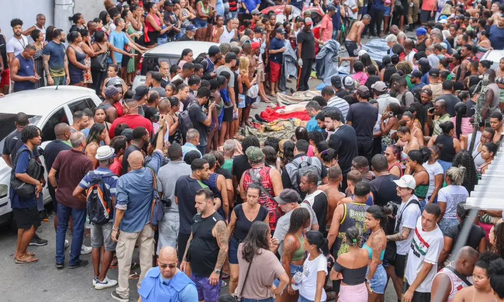 PF aguarda imagens da Polícia Militar para perícia da Operação Contenção no Rio 9 Rio de Janeiro (RJ), 22/12/2025 - Retrospectiva 2025 - Foto feita em 28/10/2025 - Dezenas de corpos são trazidos por moradores para a Praça São Lucas, na Penha, zona norte do Rio de Janeiro. Operação Contensçao. Foto: Tomaz Silva /Agência Brasil
