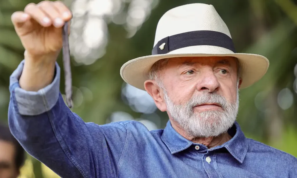 Presidente Lula realiza pequenos procedimentos médicos em São Paulo e segue agenda na área agrícola 7 Brasília (DF), 23/04/2026 - O presidente Luiz Inácio Lula da Silva segura Baunilha do Cerrado, duarante visita do pomar da ciência, onde serão apresentadas pesquisas de pitaya, maracujá e baunilha e participa da cerimônia de abertura da Feira Brasil na Mesa, na Embrapa Cerrados, em Planaltina (DF). Foto: Fabio Rodrigues-Pozzebom/Agência Brasil