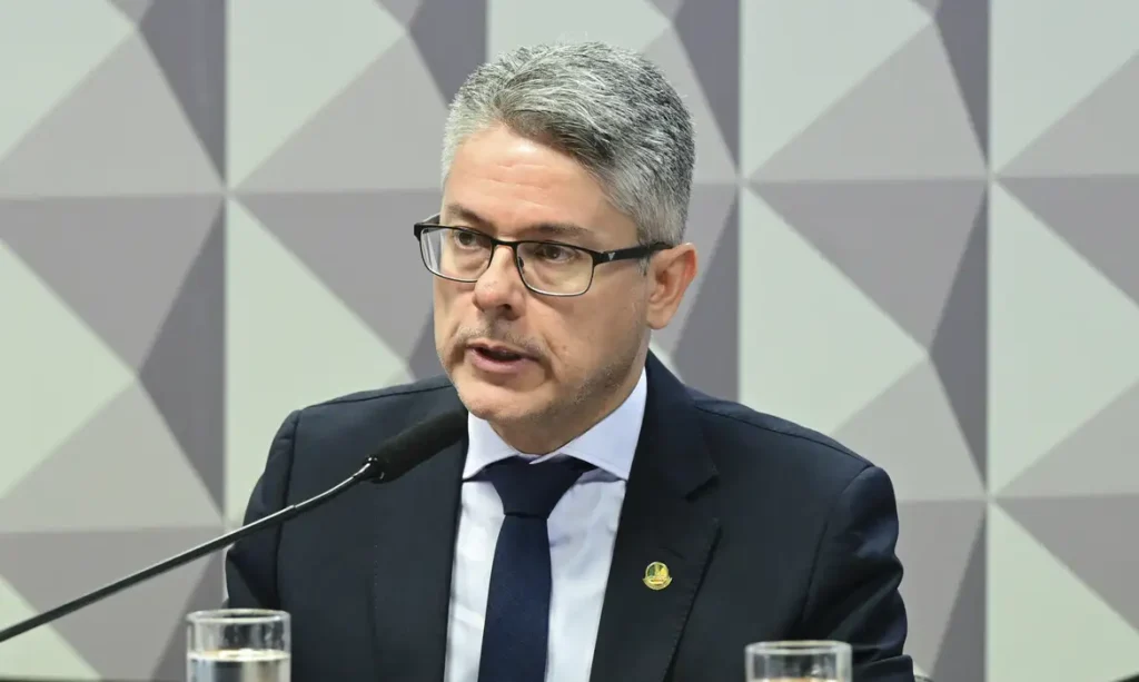 Senado encerra trabalhos da CPI do Crime Organizado sem renovação 9 CPI do Crime Organizado (CPICRIME) realiza reunião para ouvir dois convidados. Os depoimentos colaboram com as investigações em andamento sobre o avanço do crime organizado no país. A finalidade da comissão é apurar a atuação, expansão e o funcionamento de organizações criminosas no território brasileiro, em especial de facções e milícias, de modo a permitir a identificação de soluções adequadas para o seu combate, especialmente por meio do aperfeiçoamento da legislação atualmente em vigor. Mesa: relator da CPICRIME, senador Alessandro Vieira (MDB-SE). Foto: Geraldo Magela/Agência Senado
