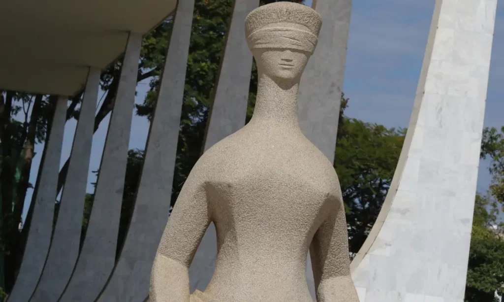 A Justiça é uma escultura localizada em frente ao prédio do Supremo Tribunal Federal, na Praça dos Três Poderes, em Brasília, no Distrito Federal