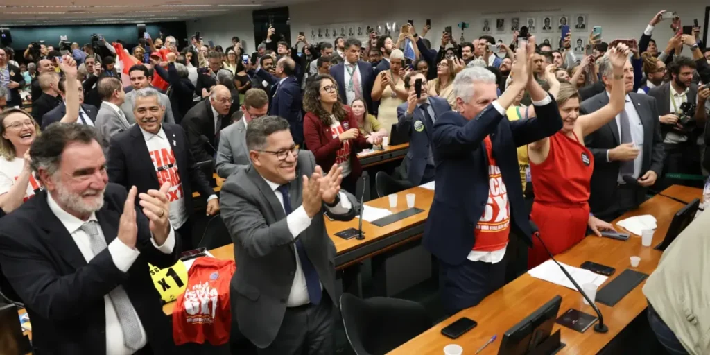Comissão aprova PEC que põe fim à escala 6x1 1 Comissão aprova relatório de PEC que acaba com escala 6X1