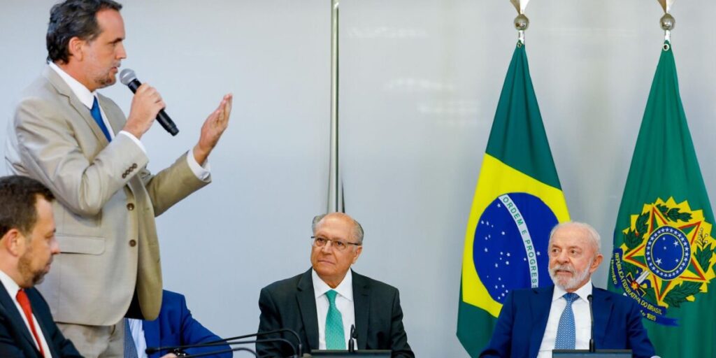 Lula assina MP e zera a “taxa das blusinhas” 7 Lula assina MP e zera "taxa das blusinhas"