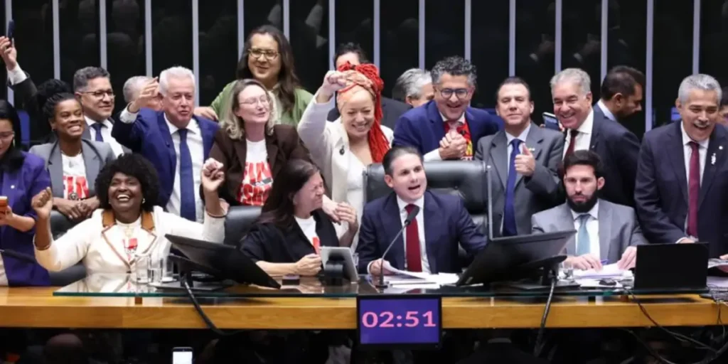 Câmara aprova PEC que acaba com a escala 6x1 12 Câmara aprova, em dois turnos, PEC pelo fim da escala 6x1