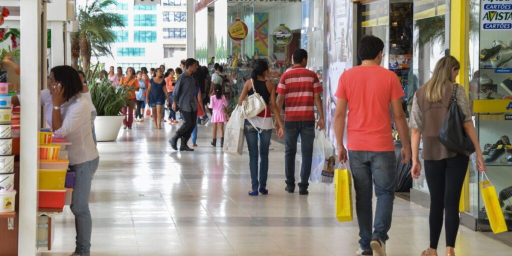 Atividade econômica cai 0,7% em março em razão da guerra do Irã