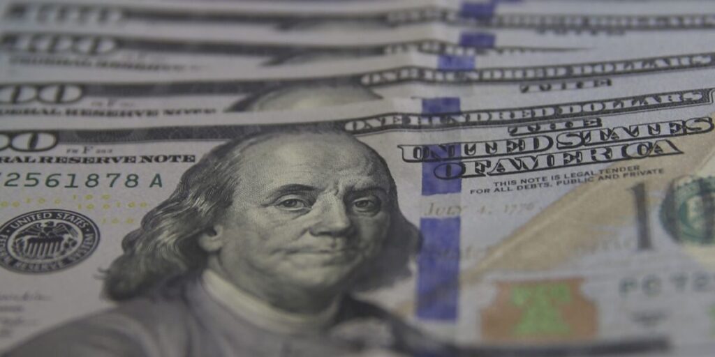 Dólar fecha a R$ 5,03 e Ibovespa recua 0,39% 12 Dólar cai para R$ 5,03 com alívio geopolítico e foco nos EUA