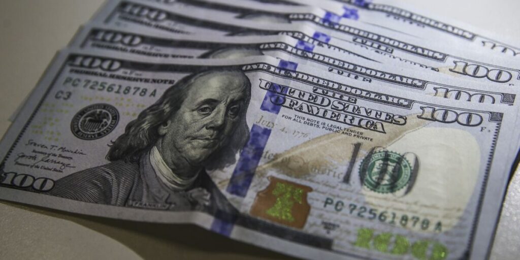 Dólar fecha abaixo de R$ 4,90 pela primeira vez em 28 meses