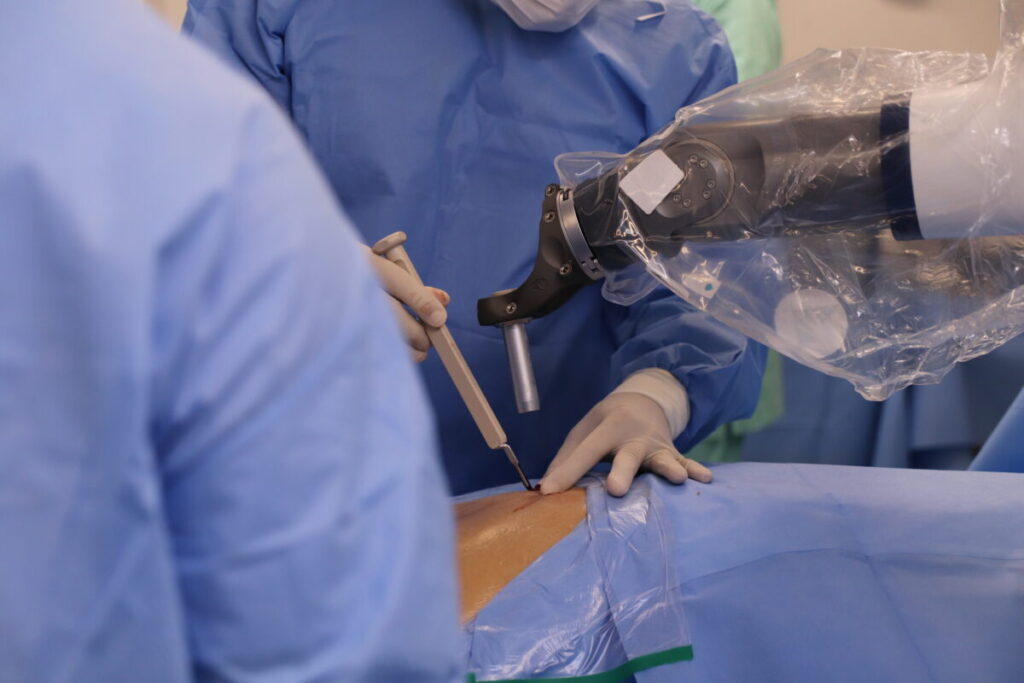 Hospital Evangélico de Londrina é a primeira instituição do país a ter robô para cirurgias de coluna e crânio
