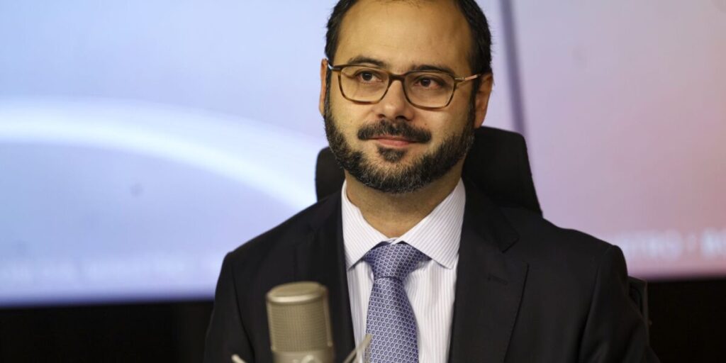 Governo estuda ampliar contratação de MEI após fim da 6x1 2 Governo avalia aumento de contratação pelo MEI com o fim da 6x1
