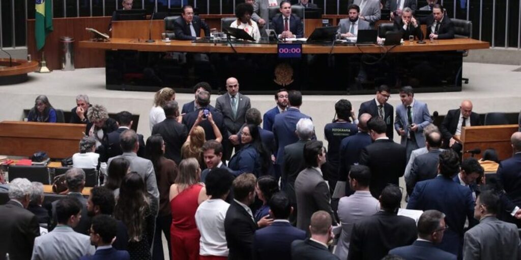 Câmara aprova, em primeiro turno, PEC do fim da escala 6x1