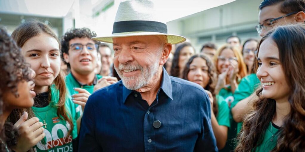 Lula critica tarifas dos EUA e cita superávit de US$ 415 bi 2 "Quem tinha que aumentar a taxa seríamos nós", diz Lula sobre EUA