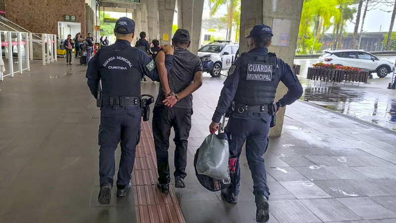 homem foragido preso na rodoviaria