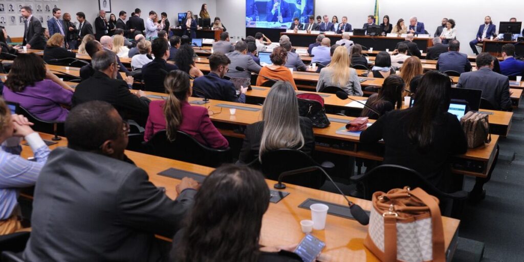 CCJ adia votação da PEC da maioridade penal 12 CCJ da Câmara adia análise da PEC da redução da maioridade penal