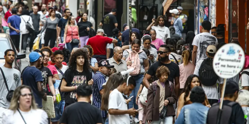 Salários puxam queda da pobreza em 22 metrópoles 12 Salários diminuem pobreza em 22 regiões metropolitanas