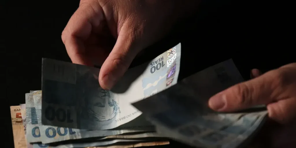 Brasileiros sacam R$ 482,8 mi esquecidos em abril 15 Brasileiros sacaram em abril R$ 482,8 milhões esquecidos em bancos