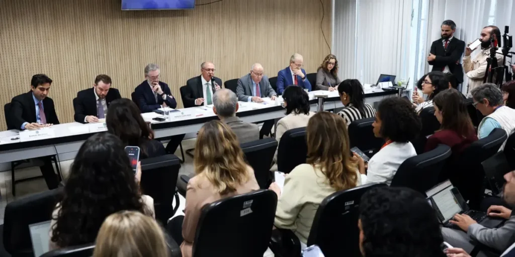 Governo retoma socorro a setores afetados por tarifaço 4 Setores atingidos por tarifaço dos EUA terão novo plano de socorro