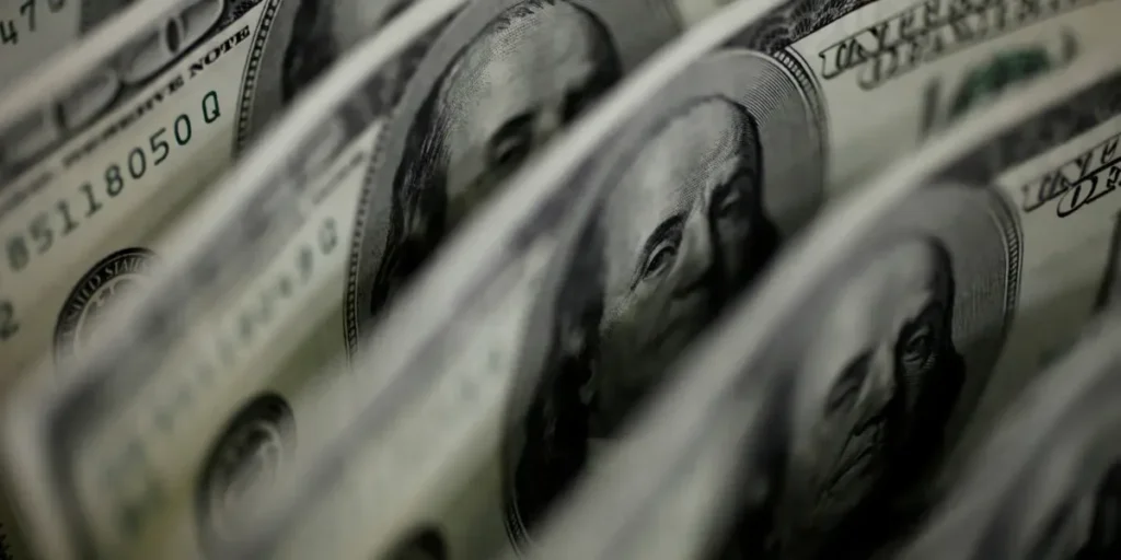 Dólar fecha a R$ 5,11 e Ibovespa recua com tensão 15 Dólar sobe para R$ 5,11, e bolsa fica estável, apesar de tensão global