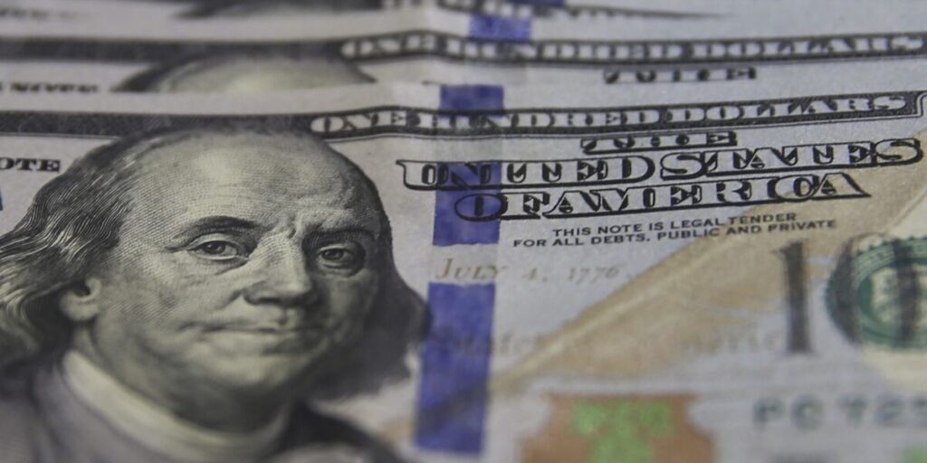 Dólar fecha acima de R$ 5,20 e Ibovespa recua 8 Dólar supera R$ 5,20, e bolsa cai com expectativa por juros nos EUA