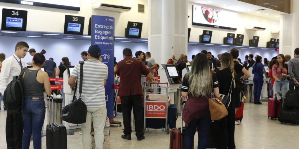 Serviços recuam 0,4% em maio puxados por transportes 12 Setor de serviços cai 0,4% em maio por recuo na área de transportes