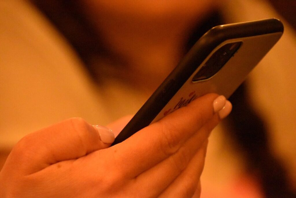 Uso excessivo do celular pode causar dores e desgastes nas mãos, alerta ortopedista. Jovens buscam cada vez ma 5 Uso excessivo do celular pode causar dores e desgastes nas mãos, alerta ortopedista. Jovens buscam cada vez ma