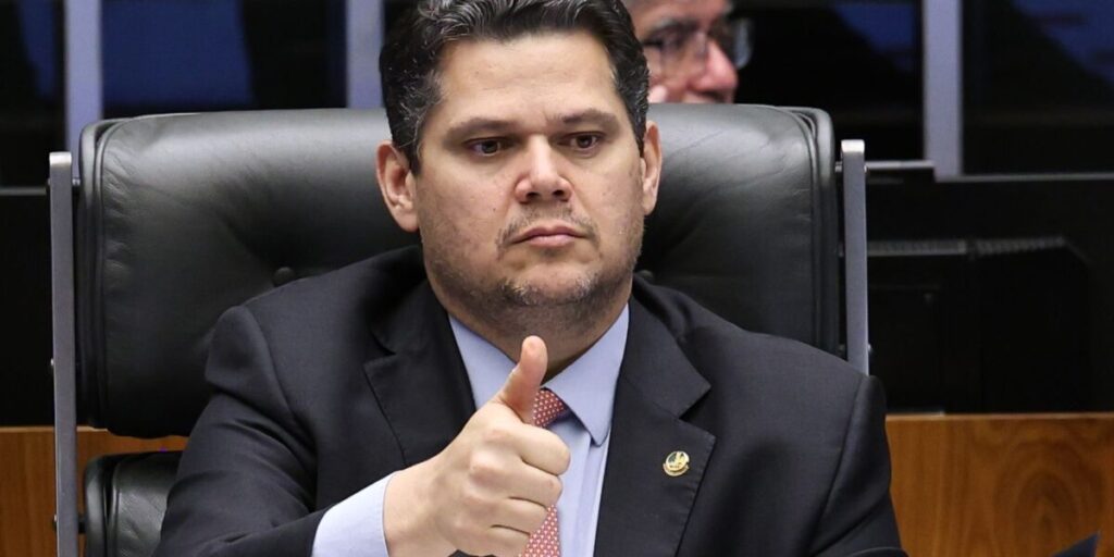 Alcolumbre envia PEC do fim da 6x1 à CCJ após diálogo 1 Alcolumbre destrava PEC do fim da 6x1 após conversas com Lula