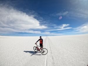 Curitibano tenta bater seu próprio recorde chegando a 300 km/h de bicicleta em Salar de Uyuni
