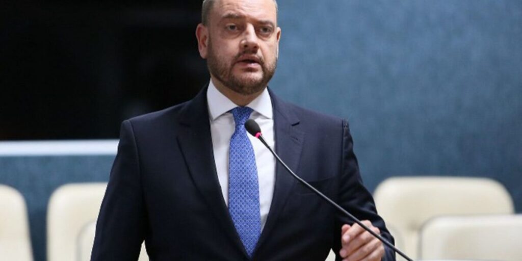 Rio exonera 6,1 mil comissionados e estima R$ 221 mi 1 Rio exonera 6,1 mil comissionados e prevê economia de R$ 221 milhões