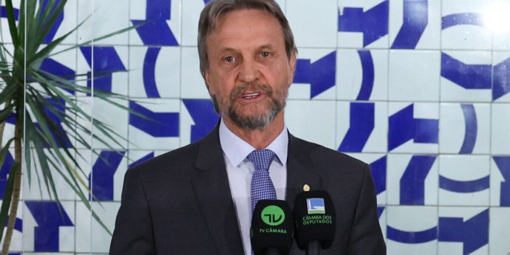 Pedro Uczai passa mal e Câmara adia votações 2 Líder do PT passa mal e Câmara suspende votações