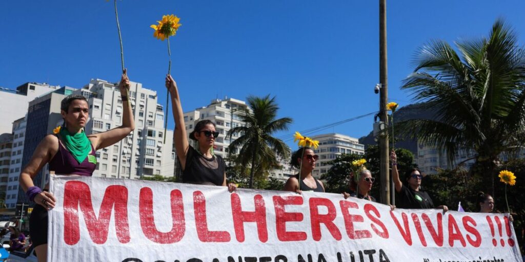 Mulheres pressionam Câmara por PL da Misoginia 2 Mulheres vão às ruas pela votação do PL da Misoginia