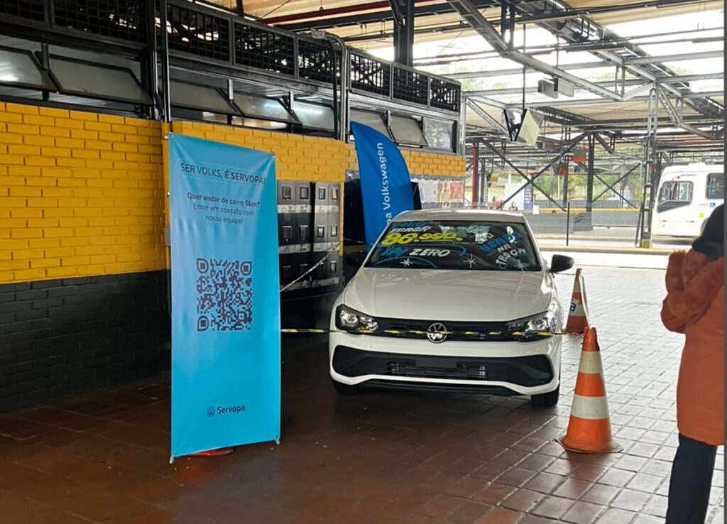valorizando o carro no terminal de onibis