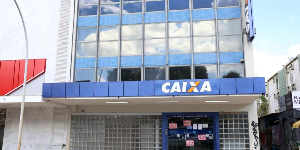 Empregados da Caixa votam dia 21 sobre fim da greve 5 Trabalhadores da Caixa decidem na próxima semana sobre fim da greve