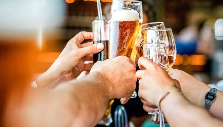 Álcool com energético: mistura comum pode sobrecarregar o coração, alerta cardiologista