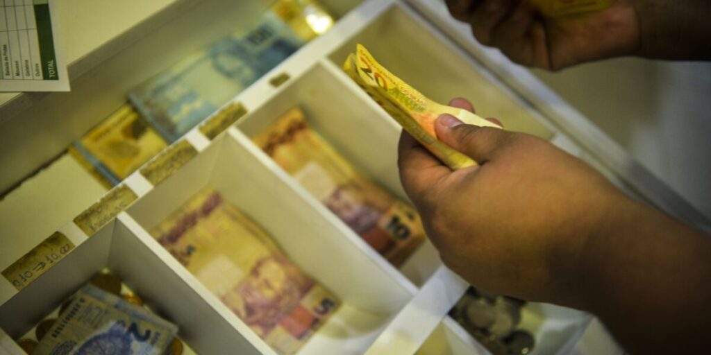 INPC recua 0,32% em agosto e soma 3,98% em 12 meses 6 INPC tem variação negativa em agosto e soma 3,98% em 12 meses