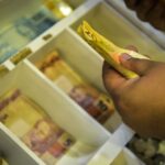 INPC tem variação negativa em agosto e soma 3,98% em 12 meses