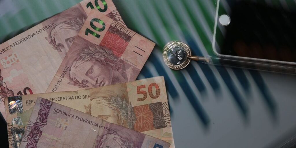 Copom corta Selic a 13,75% e cita desaceleração 2 Ata do Copom atribui corte da Selic à desaceleração da economia