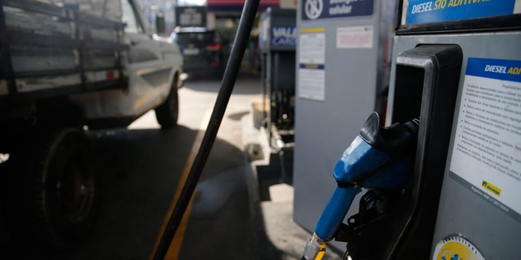 Governo amplia subsídios a gasolina e diesel 13 Subsídios à gasolina e ao diesel são ampliados após alta do petróleo