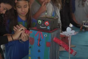 Robôs recicláveis: estudantes de Curitiba têm iniciação em aulas de robótica