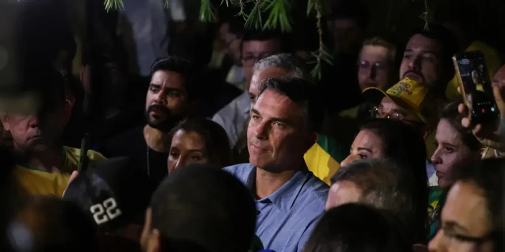 Flávio condiciona liberação de sigilos ao TSE 5 Flávio Bolsonaro impõe condições para liberar sigilos
