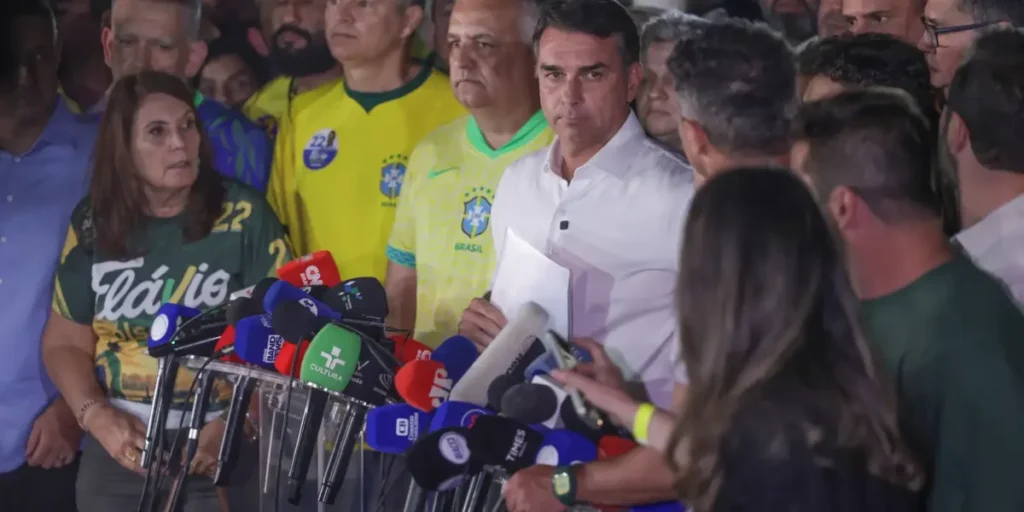 Moraes proíbe Flávio Bolsonaro de deixar o país 5 Moraes manda Flávio entregar passaporte e o proíbe de deixar o país